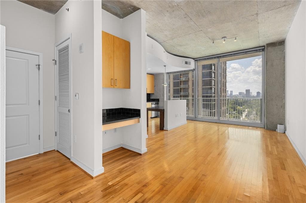 1 bedroom, 1 bathroom, 722 sq ft condominium for sale at 361 17th Street 1709, Atlanta, GA 30363 — photo 2