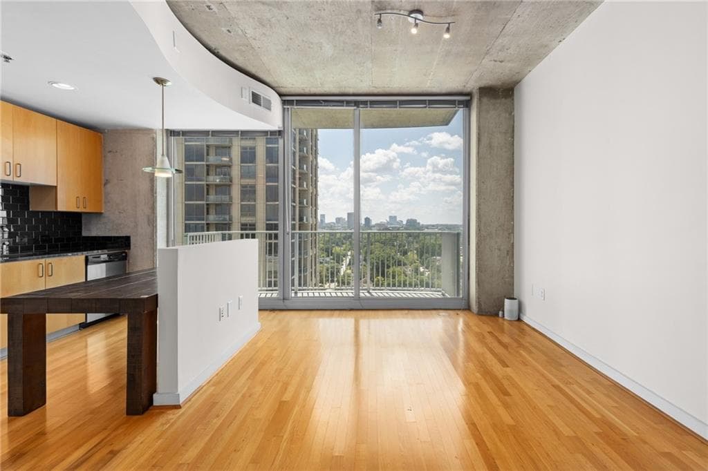 1 bedroom, 1 bathroom, 722 sq ft condominium for sale at 361 17th Street 1709, Atlanta, GA 30363 — photo 3