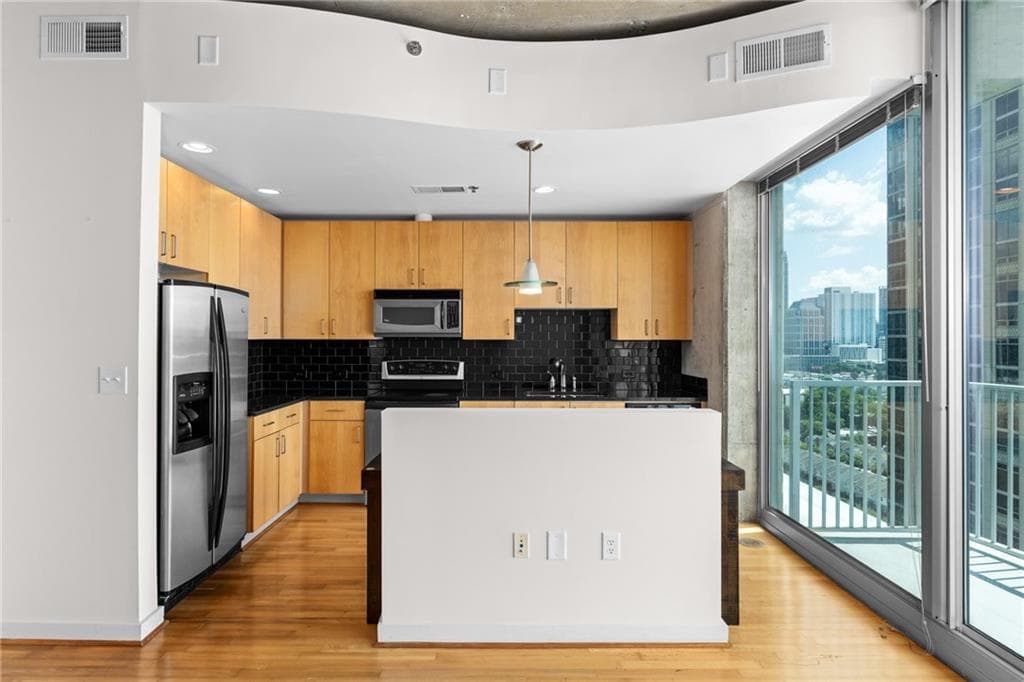 1 bedroom, 1 bathroom, 722 sq ft condominium for sale at 361 17th Street 1709, Atlanta, GA 30363 — photo 5