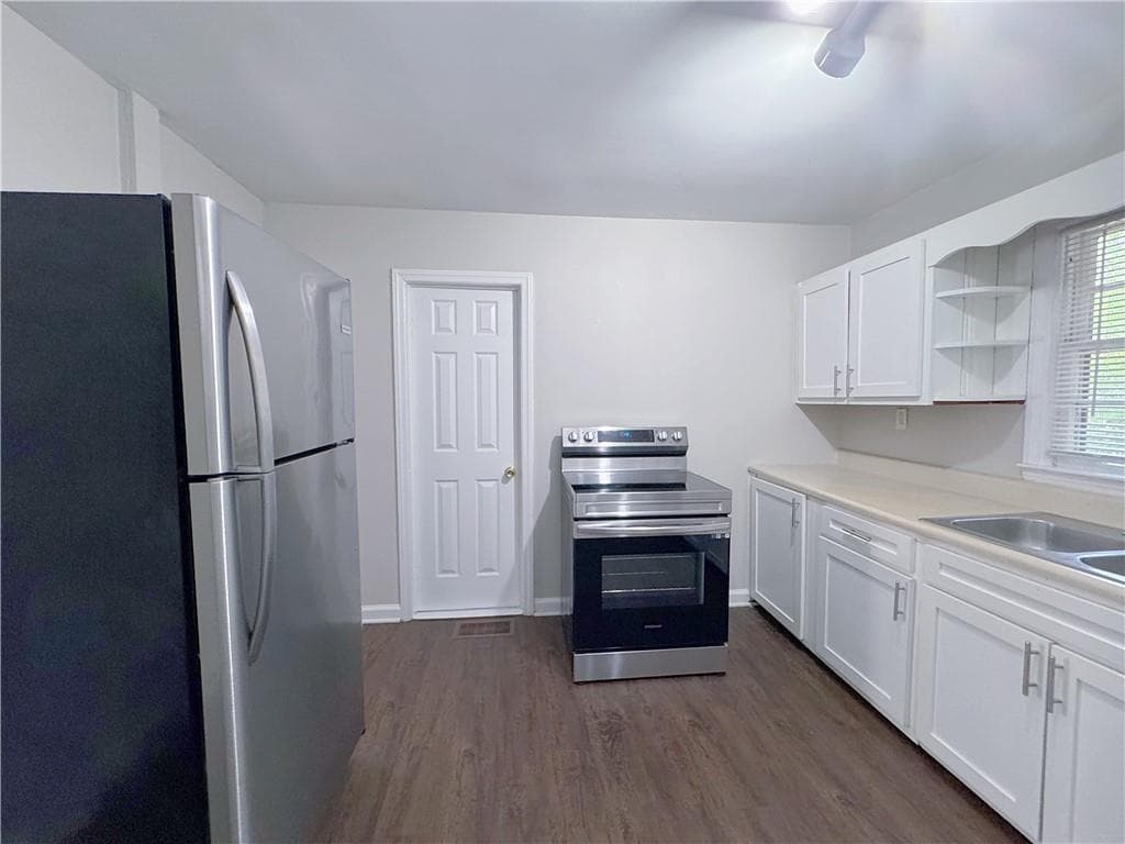 5 bedroom, 2 bathroom, 1,800 sq ft single family residence for sale at 478 Pine Drive, Stone Mountain, GA 30083 — photo 6