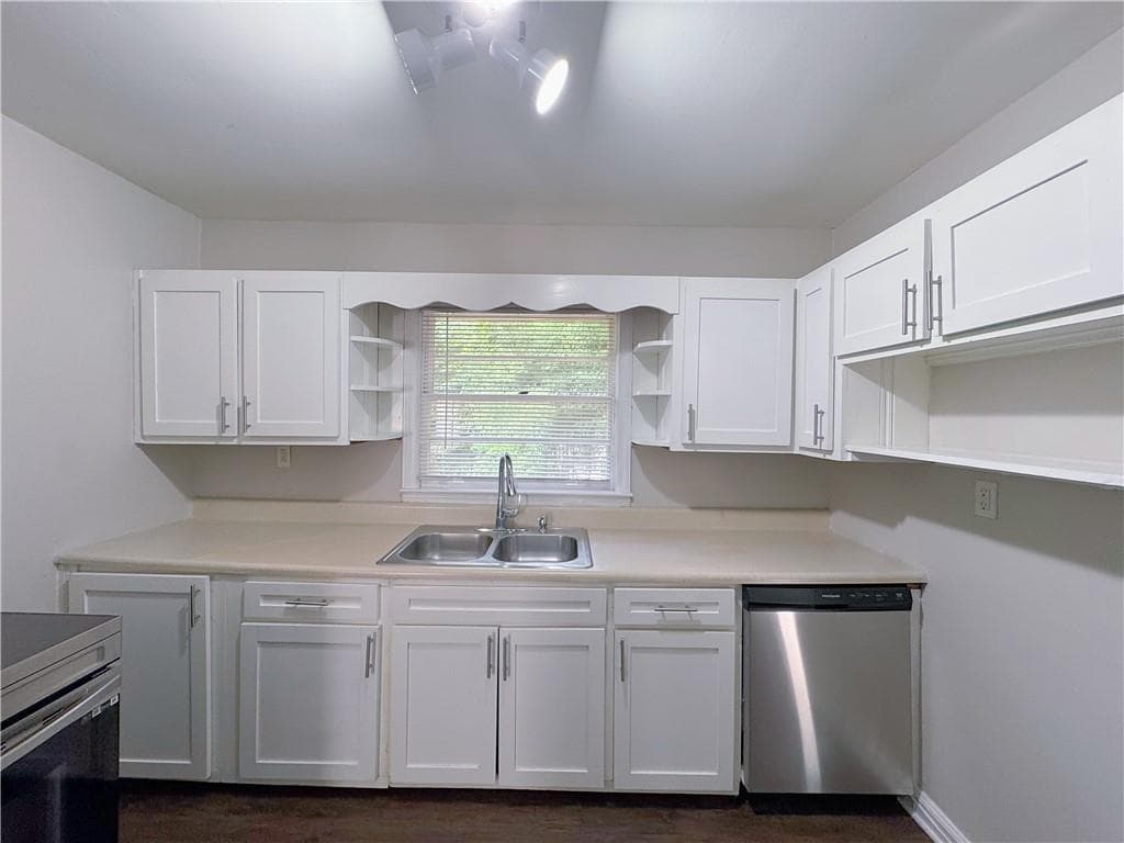 5 bedroom, 2 bathroom, 1,800 sq ft single family residence for sale at 478 Pine Drive, Stone Mountain, GA 30083 — photo 7