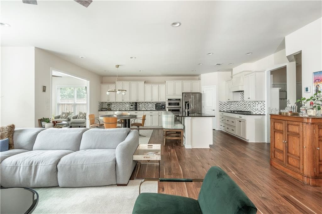 4 bedroom, 4 bathroom, 3,200 sq ft single family residence under contract at 1117 Regal Hills Lane, Mableton, GA 30126 — photo 9
