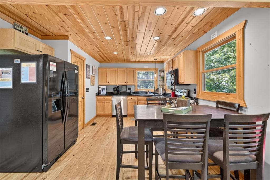4 bedroom, 3 bathroom, 2,454 sq ft single family residence for sale at 10 Esker Court, Ellijay, GA 30540 — photo 7