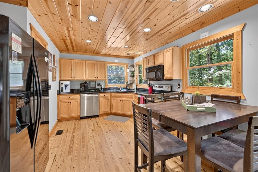 4 bedroom, 3 bathroom, 2,454 sq ft single family residence for sale at 10 Esker Court, Ellijay, GA 30540 — photo 8