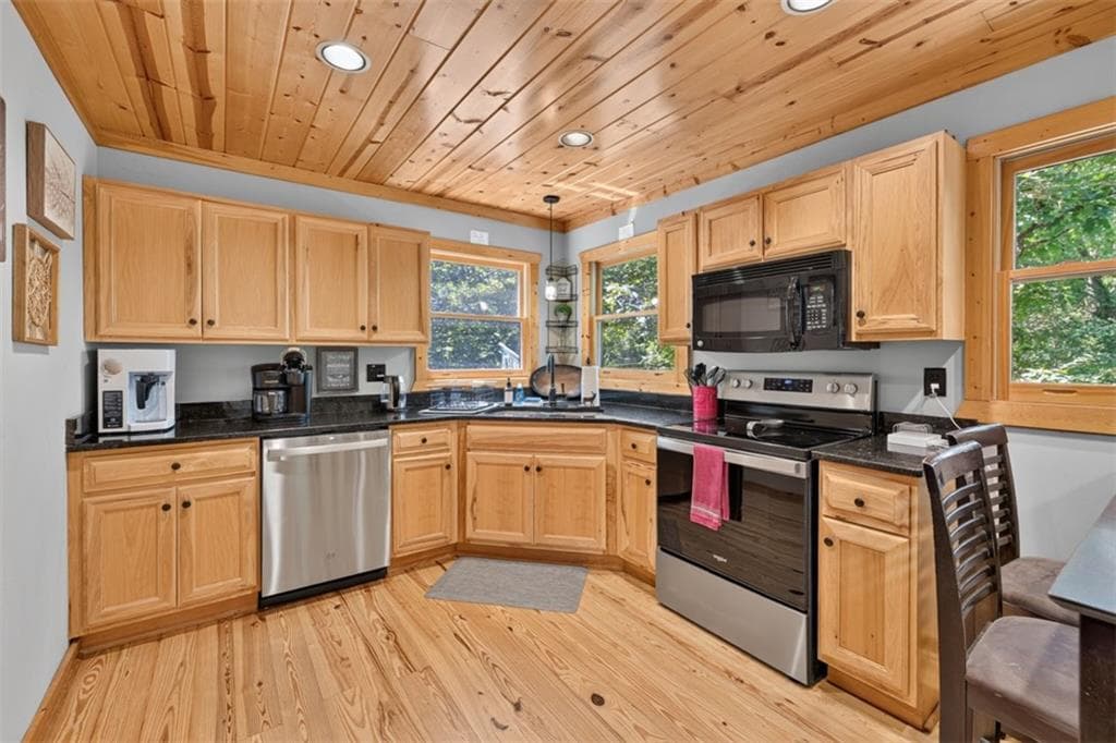 4 bedroom, 3 bathroom, 2,454 sq ft single family residence for sale at 10 Esker Court, Ellijay, GA 30540 — photo 9