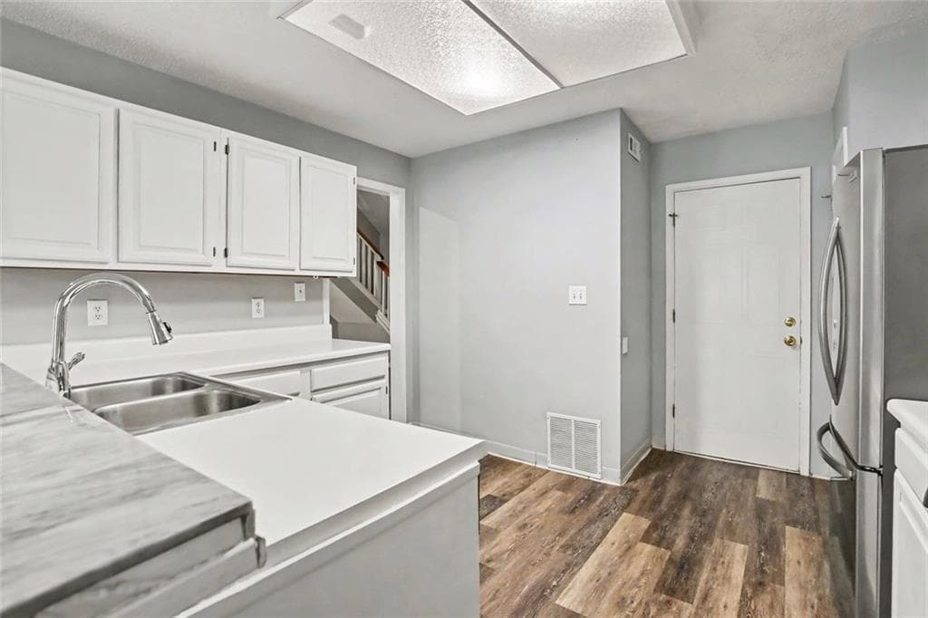 2 bedroom, 3 bathroom, 1,352 sq ft townhouse for sale at 384 Lakeridge Court, Riverdale, GA 30274 — photo 7