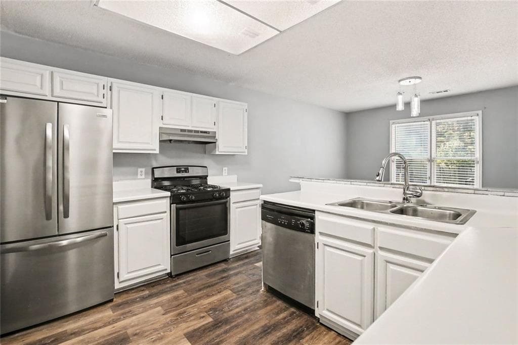 2 bedroom, 3 bathroom, 1,352 sq ft townhouse for sale at 384 Lakeridge Court, Riverdale, GA 30274 — photo 8