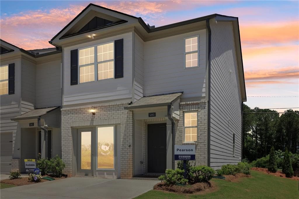 3 bedroom, 3 bathroom, 1,418 sq ft townhouse for sale at 524 Woodcreek Circle 14, Atlanta, GA 30331
