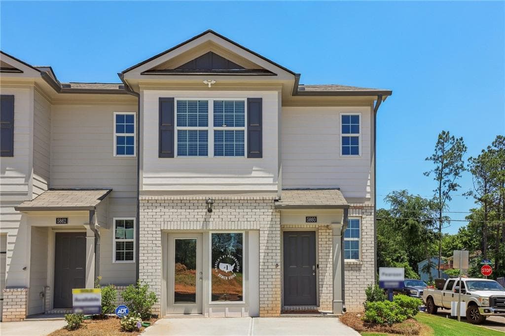 3 bedroom, 3 bathroom, 1,418 sq ft townhouse for sale at 524 Woodcreek Circle 14, Atlanta, GA 30331 — photo 2