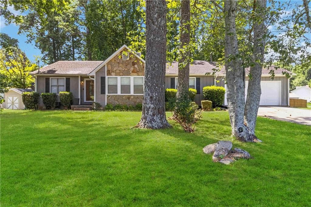 3 bedroom, 2 bathroom, 1,523 sq ft single family residence under contract at 5080 Rex Road, Stockbridge, GA 30281 — photo 3