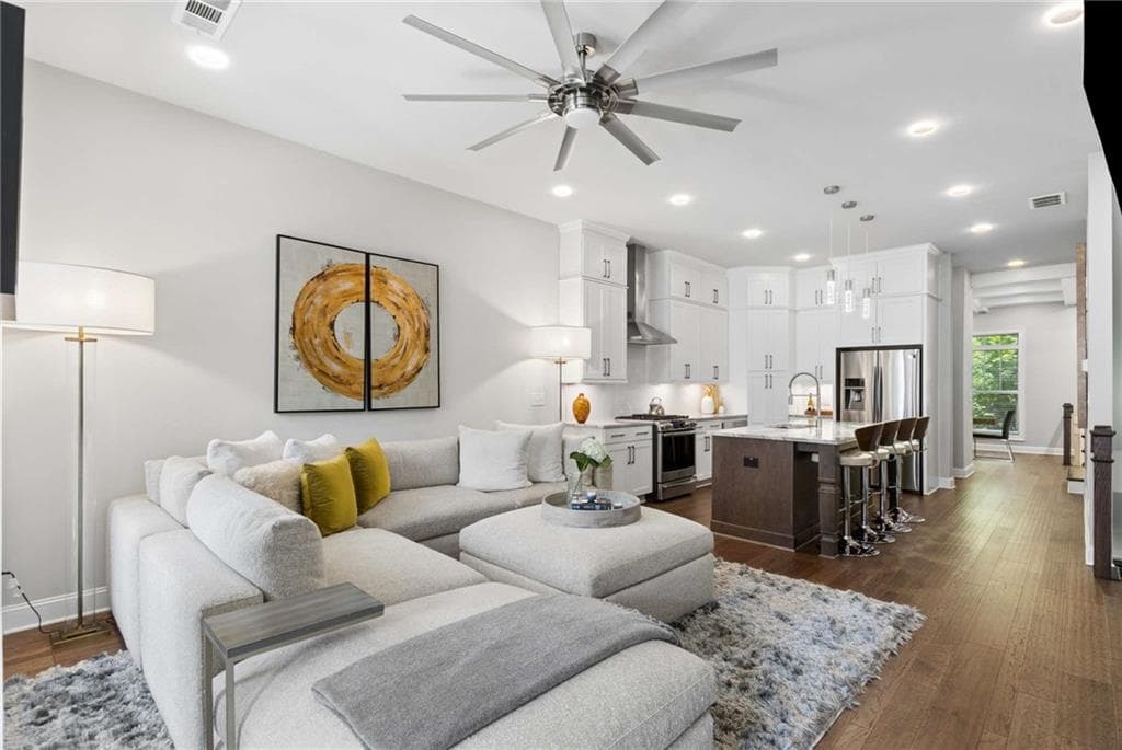 3 bedroom, 4 bathroom, 2,300 sq ft townhouse for sale at 4351 Parkside Place, Sandy Springs, GA 30342 — photo 3