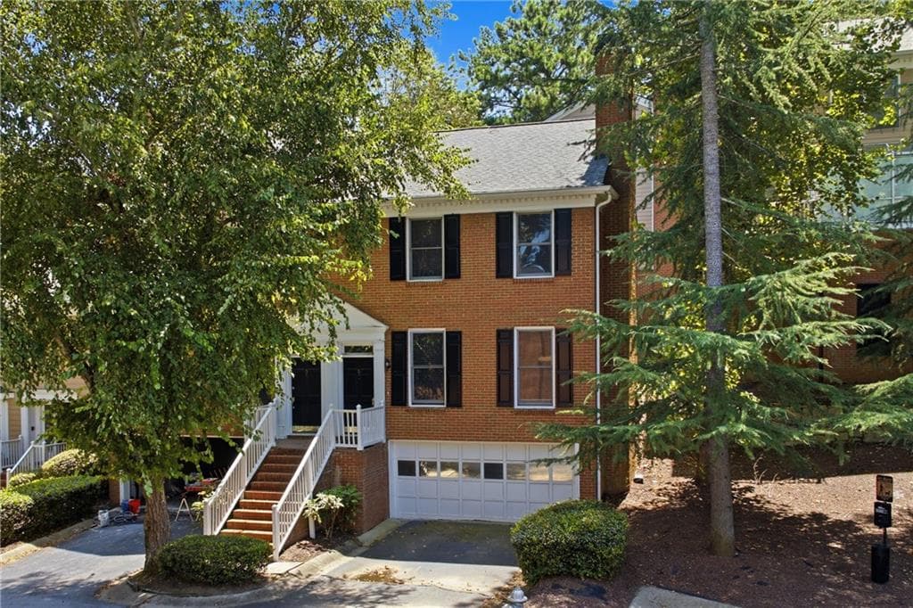 3 bedroom, 3 bathroom, 1,750 sq ft townhouse for sale at 7500 Roswell Road 6, Sandy Springs, GA 30350 — photo 2