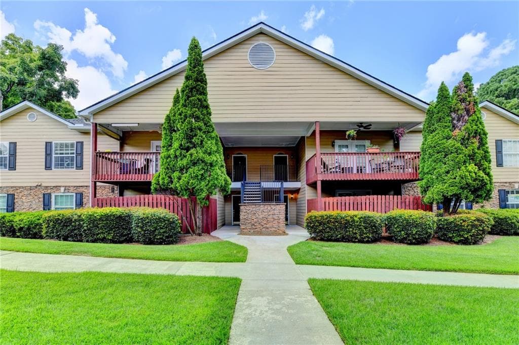 2 bedroom, 2 bathroom, 1,225 sq ft condominium for sale at 702 Brighton Point, Sandy Springs, GA 30328 — photo 1 of 40