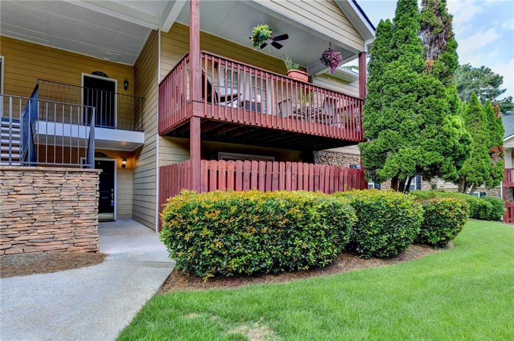 2 bedroom, 2 bathroom, 1,225 sq ft condominium for sale at 702 Brighton Point, Sandy Springs, GA 30328 — photo 2