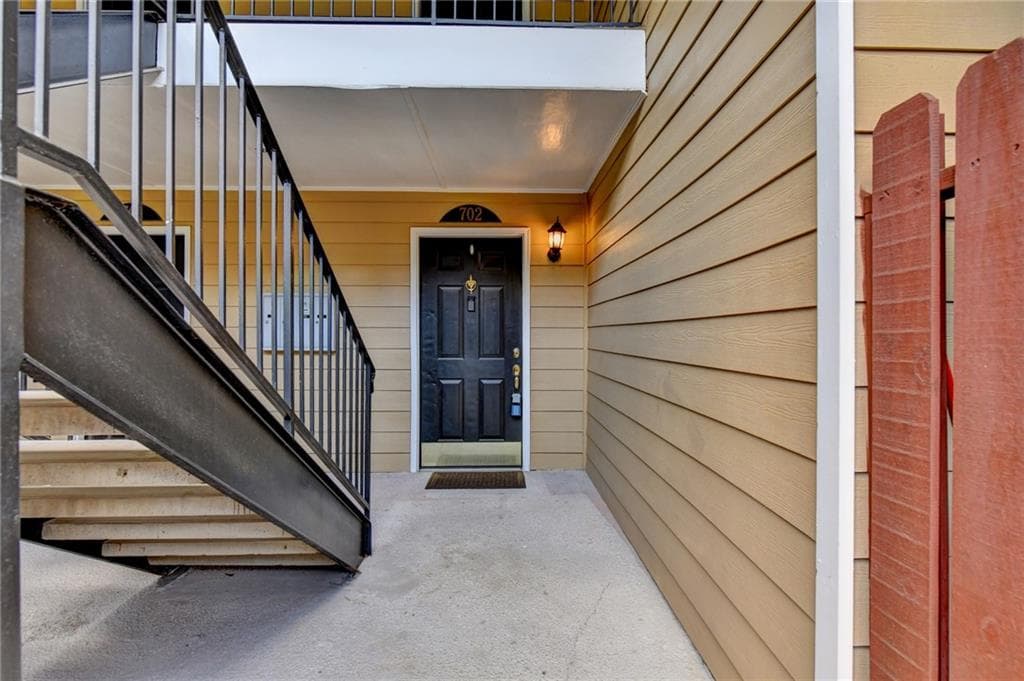 2 bedroom, 2 bathroom, 1,225 sq ft condominium for sale at 702 Brighton Point, Sandy Springs, GA 30328 — photo 3