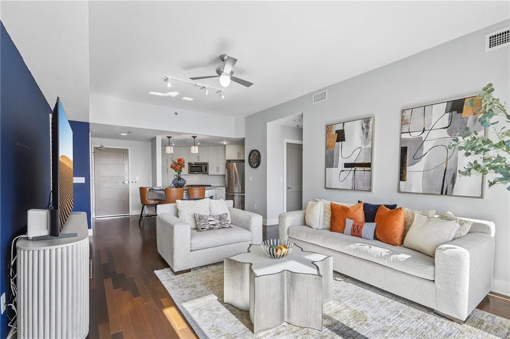2 bedroom, 2 bathroom, 1,231 sq ft condominium for sale at 1100 Howell Mill Road 610, Atlanta, GA 30318 — photo 6
