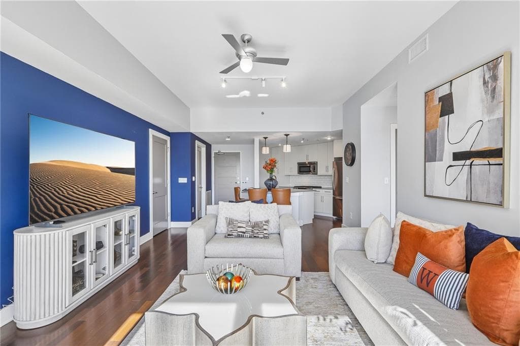 2 bedroom, 2 bathroom, 1,231 sq ft condominium for sale at 1100 Howell Mill Road 610, Atlanta, GA 30318 — photo 7