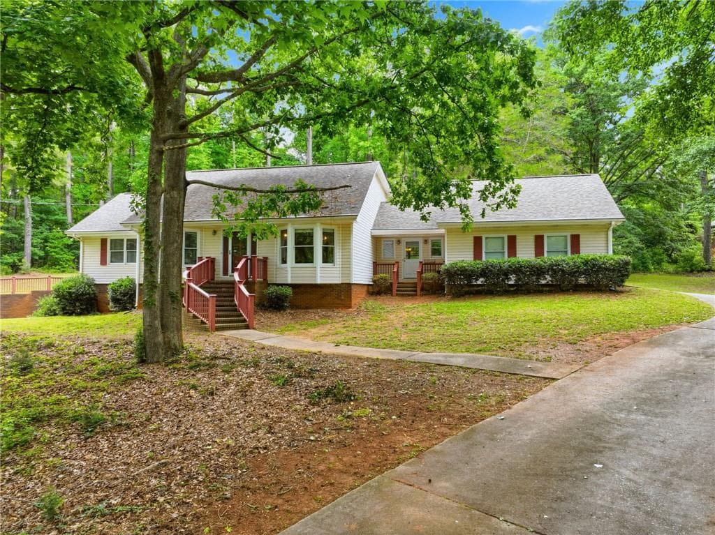 3 bedroom, 3 bathroom, 1,961 sq ft single family residence for sale at 2692 Abbey Ridge Road, Conyers, GA 30094 — photo 3