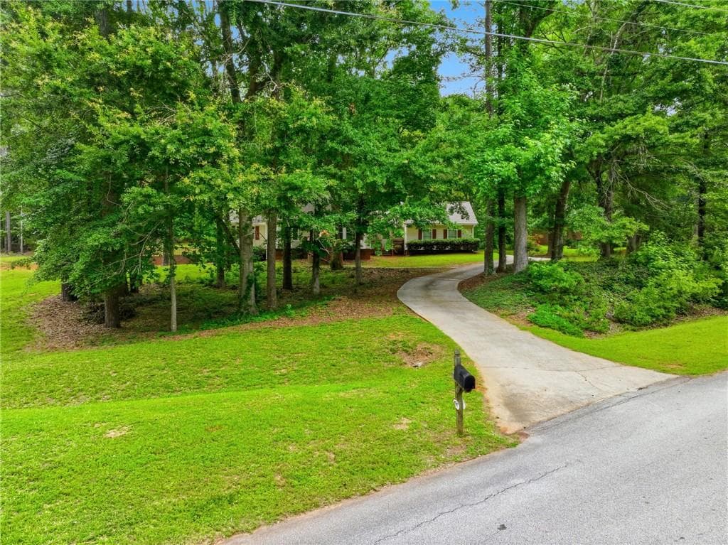 3 bedroom, 3 bathroom, 1,961 sq ft single family residence for sale at 2692 Abbey Ridge Road, Conyers, GA 30094 — photo 4