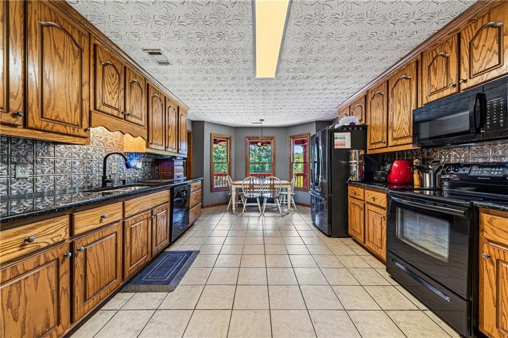 5 bedroom, 4 bathroom, 3,938 sq ft single family residence under contract at 1218 Duncan Road, Oxford, GA 30054 — photo 5