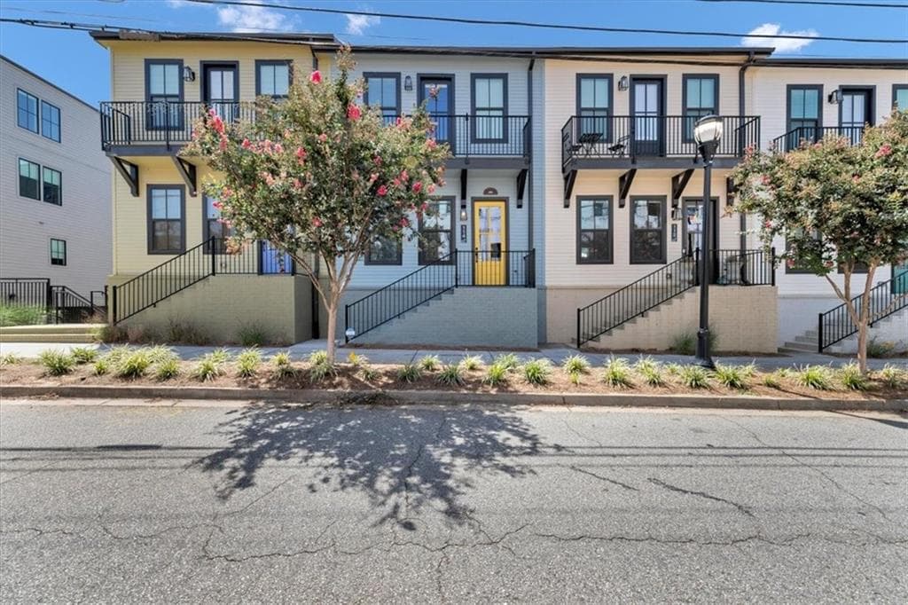 2 bedroom, 3 bathroom, 1,342 sq ft townhouse for sale at 114 Beardon Circle, Atlanta, GA 30316 — photo 1 of 37