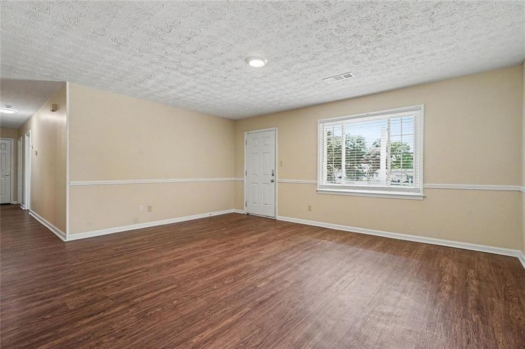 3 bedroom, 2 bathroom, 1,416 sq ft single family residence under contract at 2835 Shane Drive, Snellville, GA 30078 — photo 3
