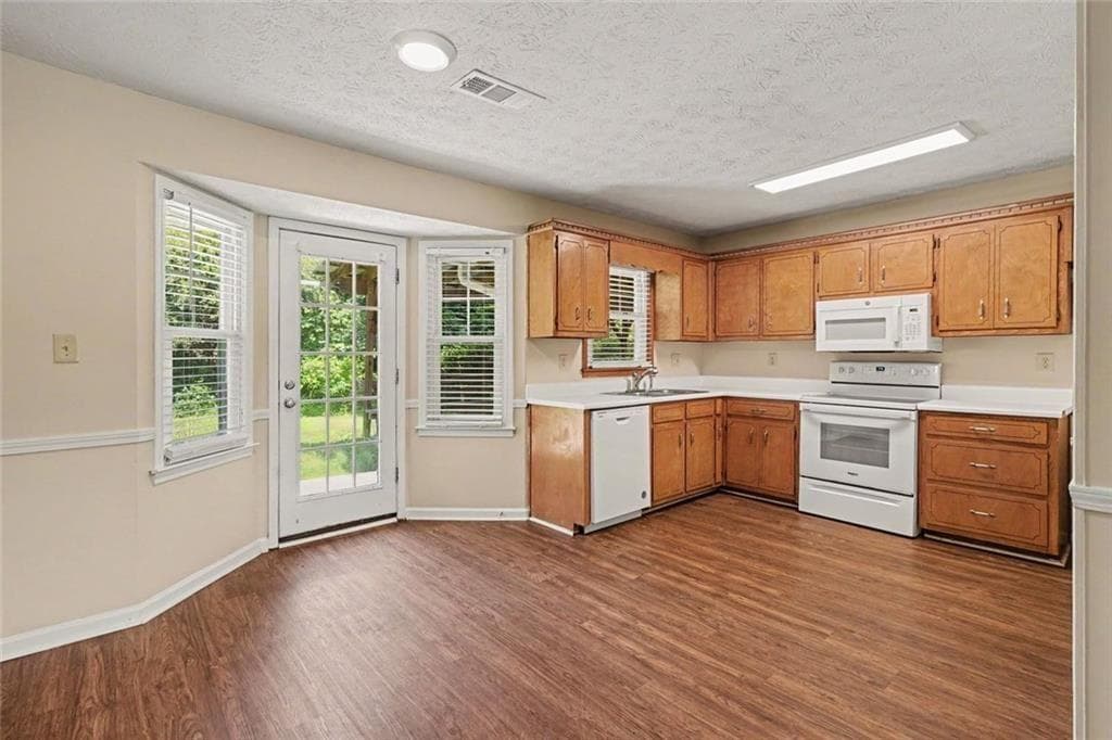 3 bedroom, 2 bathroom, 1,416 sq ft single family residence under contract at 2835 Shane Drive, Snellville, GA 30078 — photo 6