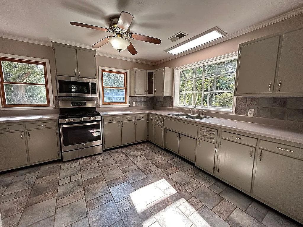 3 bedroom, 1 bathroom, 1,202 sq ft single family residence under contract at 906 McLaurin Street, Griffin, GA 30224 — photo 5
