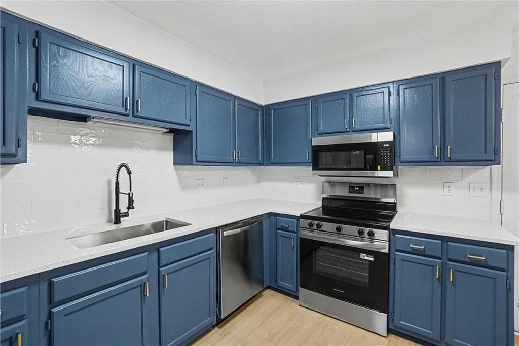 4 bedroom, 2 bathroom, 1,680 sq ft single family residence under contract at 880 Faye Drive, Kennesaw, GA 30144 — photo 4