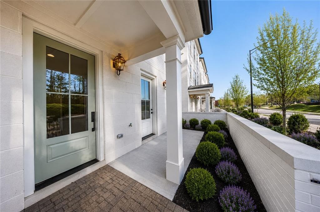 3 bedroom, 5 bathroom, 3,538 sq ft single family residence for sale at 600 Mayfair Court, Alpharetta, GA 30009 — photo 4
