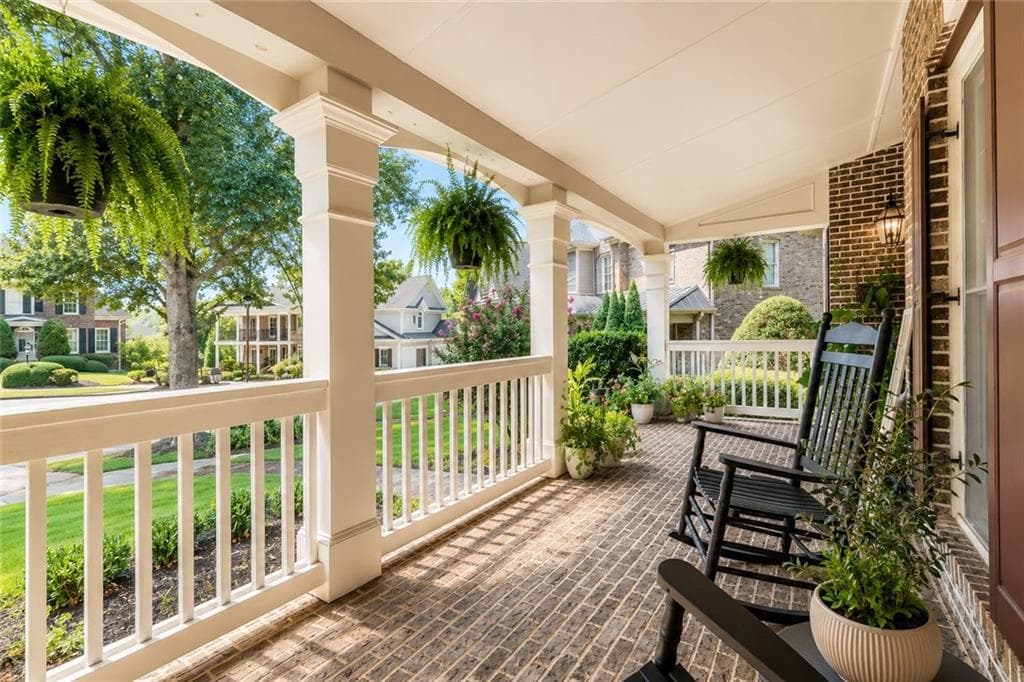 6 bedroom, 6 bathroom, 6,538 sq ft single family residence for sale at 914 Meadow Club Court, Suwanee, GA 30024 — photo 5
