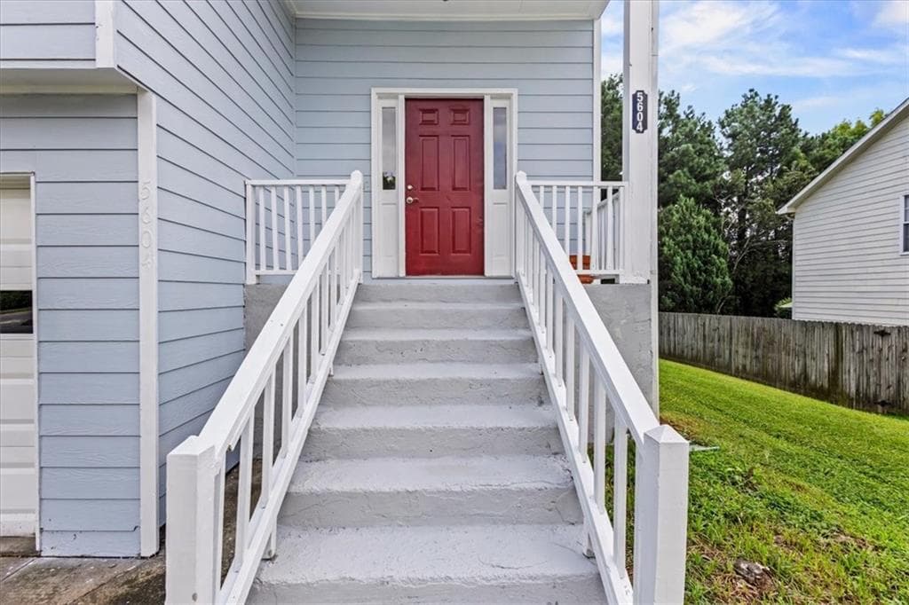 4 bedroom, 3 bathroom, 1,673 sq ft single family residence under contract at 5604 Rockingwood Lane, Atlanta, GA 30349 — photo 4