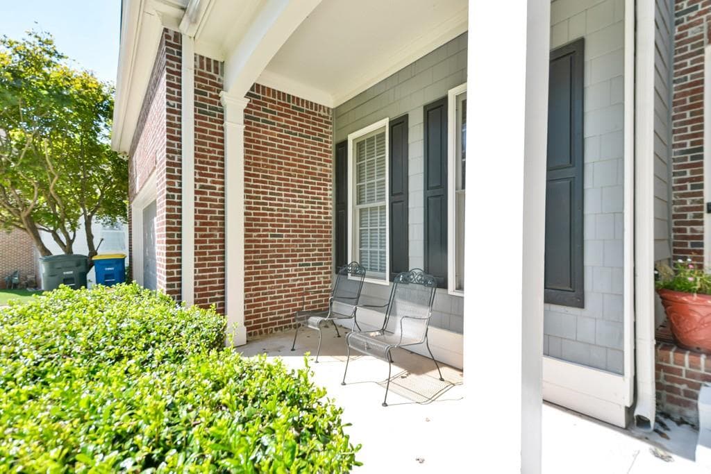 6 bedroom, 4 bathroom, 4,364 sq ft single family residence under contract at 3243 Summer Stream Lane, Kennesaw, GA 30152 — photo 2