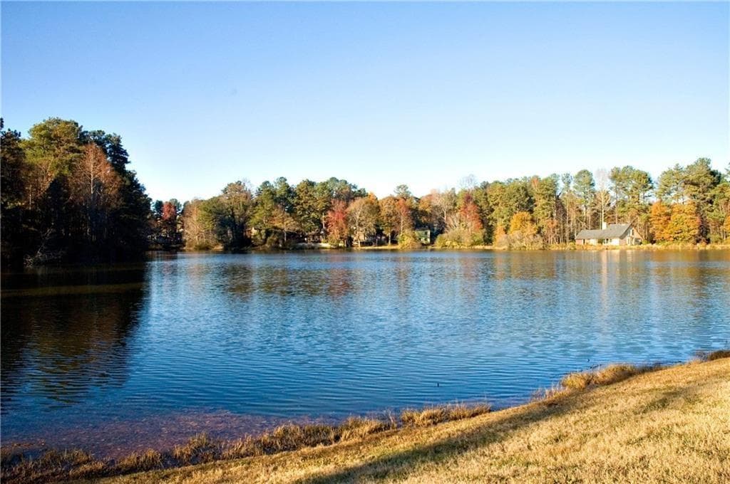 5 bedroom, 2 bathroom, 1,932 sq ft single family residence for sale at 4941 Isle Royal Court, Stone Mountain, GA 30088 — photo 6