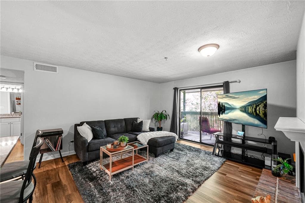 1 bedroom, 1 bathroom, 752 sq ft condominium for sale at 2709 Cumberland Court, Smyrna, GA 30080 — photo 4