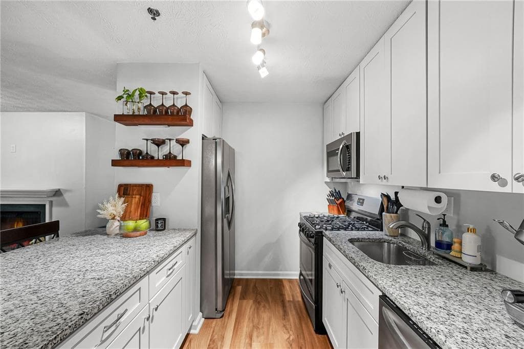 1 bedroom, 1 bathroom, 752 sq ft condominium for sale at 2709 Cumberland Court, Smyrna, GA 30080 — photo 6