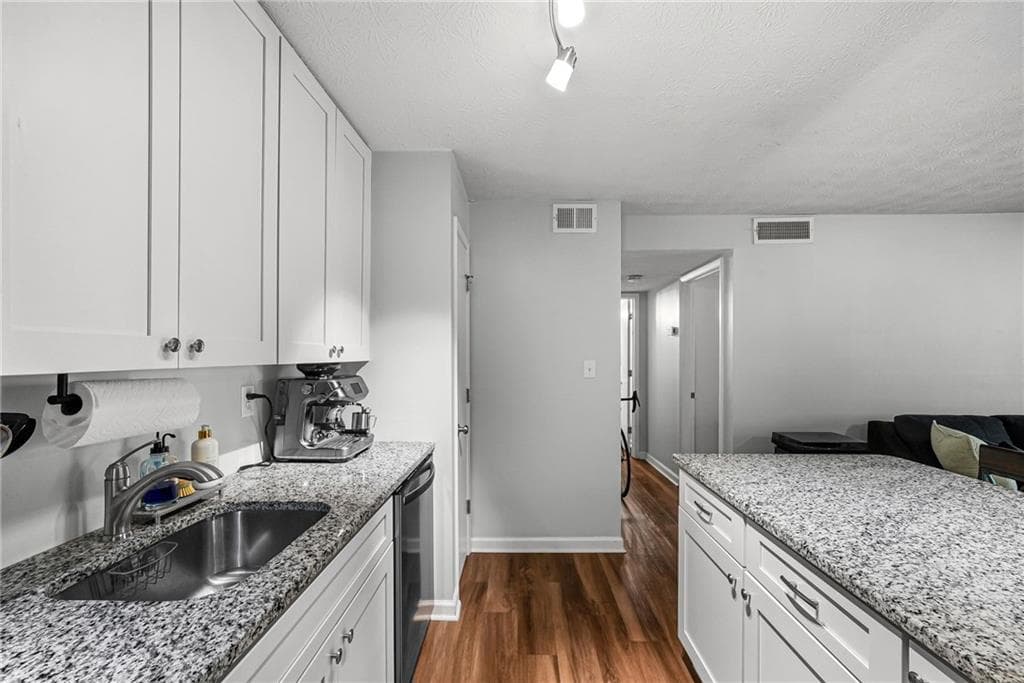 1 bedroom, 1 bathroom, 752 sq ft condominium for sale at 2709 Cumberland Court, Smyrna, GA 30080 — photo 7