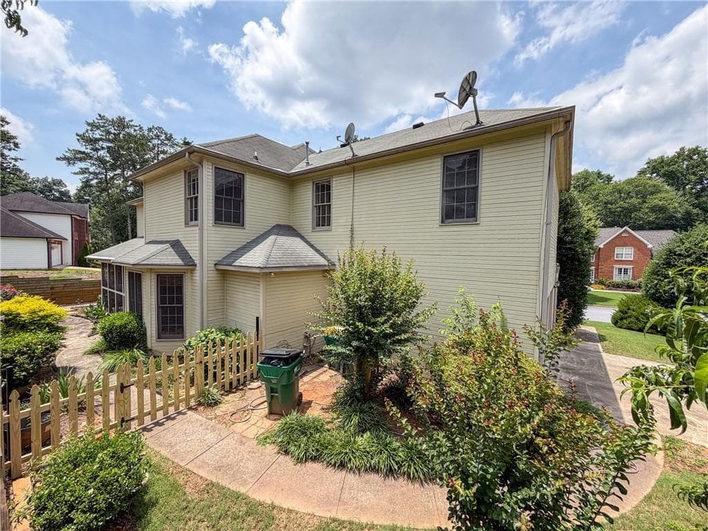 5 bedroom, 3 bathroom, 3,497 sq ft single family residence under contract at 11295 Vedrines Drive, Johns Creek, GA 30022 — photo 4