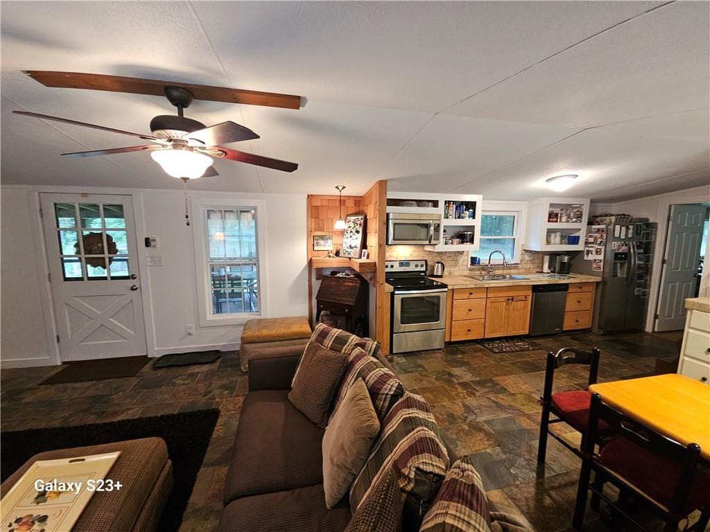 3 bedroom, 2 bathroom, 1,216 sq ft single family residence for sale at 1371 Bairdstown Road, Union Point, GA 30669 — photo 3
