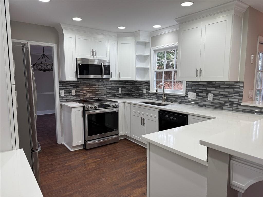 4 bedroom, 3 bathroom, 2,132 sq ft single family residence for sale at 5325 Hillgate Crossing, Alpharetta, GA 30005 — photo 3