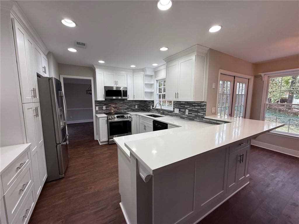 4 bedroom, 3 bathroom, 2,132 sq ft single family residence for sale at 5325 Hillgate Crossing, Alpharetta, GA 30005 — photo 4