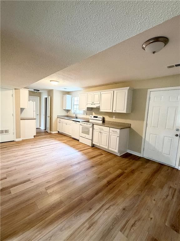 4 bedroom, 3 bathroom, 2,000 sq ft single family residence for sale at 3479 Meadowlane Circle, Atlanta, GA 30331 — photo 2