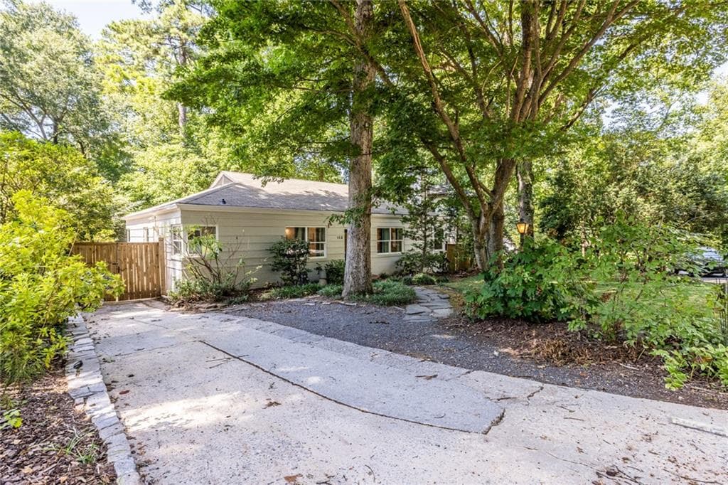 2 bedroom, 2 bathroom, 1,350 sq ft single family residence for sale at 112 Chelsea Drive, Decatur, GA 30030 — photo 7