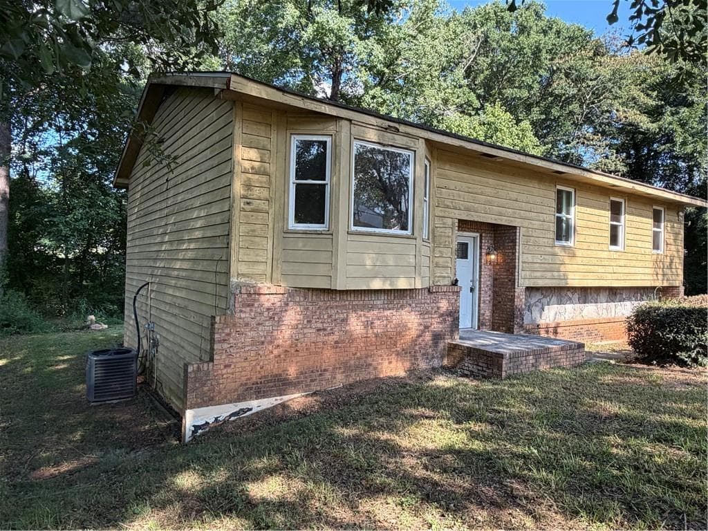 4 bedroom, 3 bathroom, 2,101 sq ft single family residence under contract at 984 Beaver Ruin Road, Norcross, GA 30093 — photo 2
