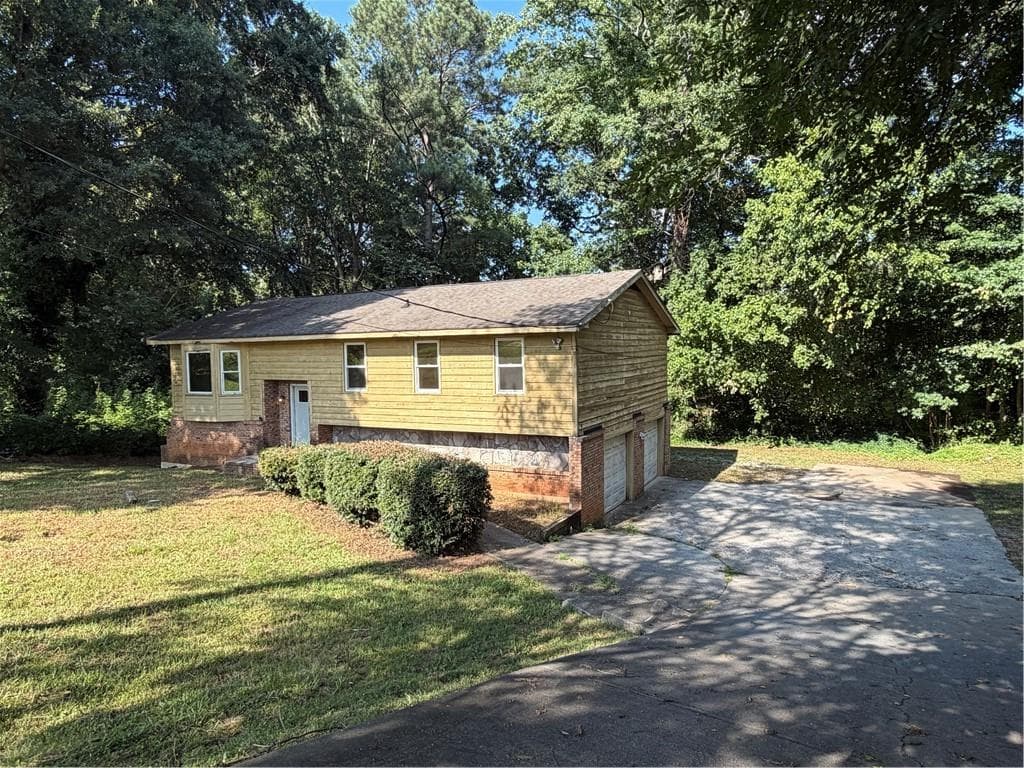 4 bedroom, 3 bathroom, 2,101 sq ft single family residence under contract at 984 Beaver Ruin Road, Norcross, GA 30093 — photo 3