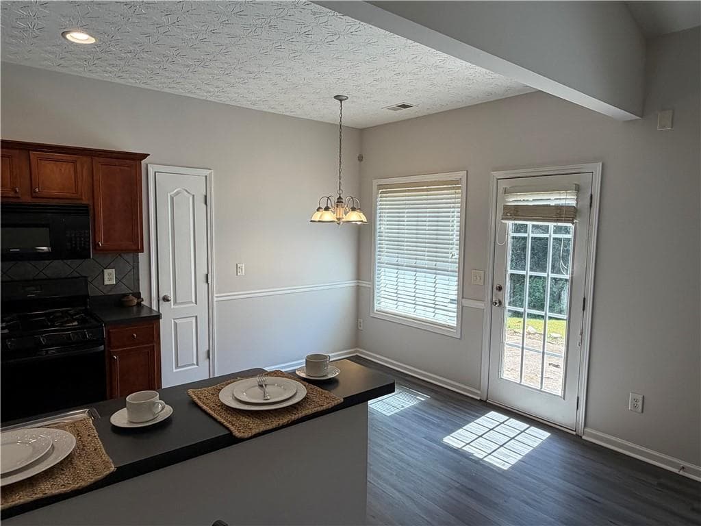 3 bedroom, 2 bathroom, 1,676 sq ft single family residence under contract at 72 Wayne Meadows Court, Douglasville, GA 30134 — photo 5