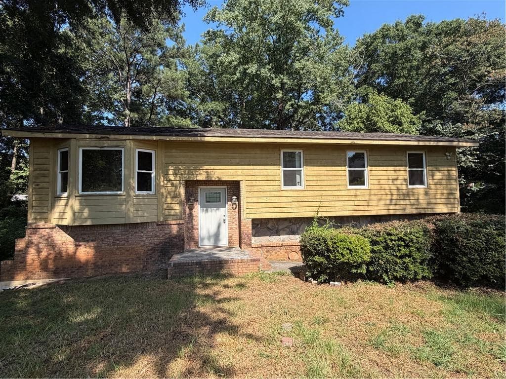 4 bedroom, 3 bathroom, 2,101 sq ft single family residence under contract at 984 Beaver Ruin Road, Norcross, GA 30093