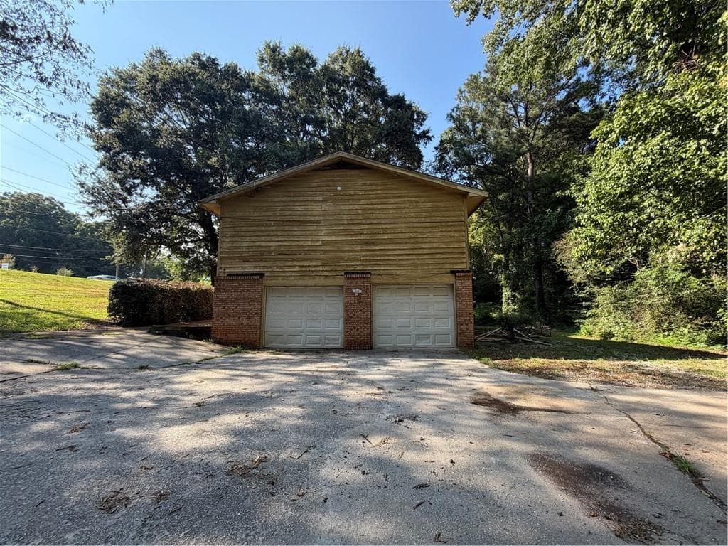 4 bedroom, 3 bathroom, 2,101 sq ft single family residence under contract at 984 Beaver Ruin Road, Norcross, GA 30093 — photo 4