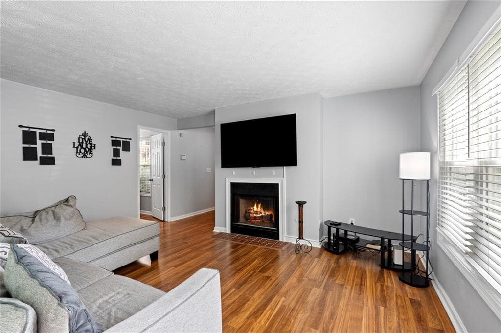 2 bedroom, 1 bathroom, 936 sq ft condominium for sale at 1211 Glenleaf Drive, Peachtree Corners, GA 30092 — photo 1 of 29