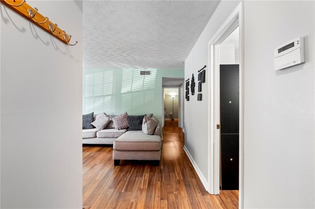 2 bedroom, 1 bathroom, 936 sq ft condominium for sale at 1211 Glenleaf Drive, Peachtree Corners, GA 30092 — photo 2